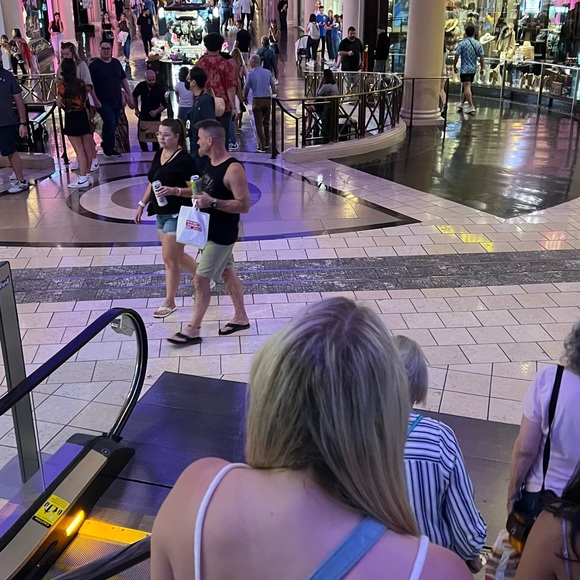 Las Vegas Aritzia - Picture 8 of 13